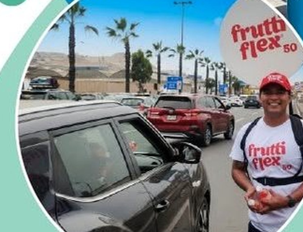 Activación de calle con público y carpa de marca